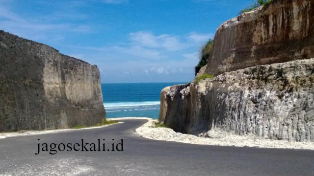 Pesona Rahasia di Balik Bukit batu Kapur Pantai Pandawa Bali